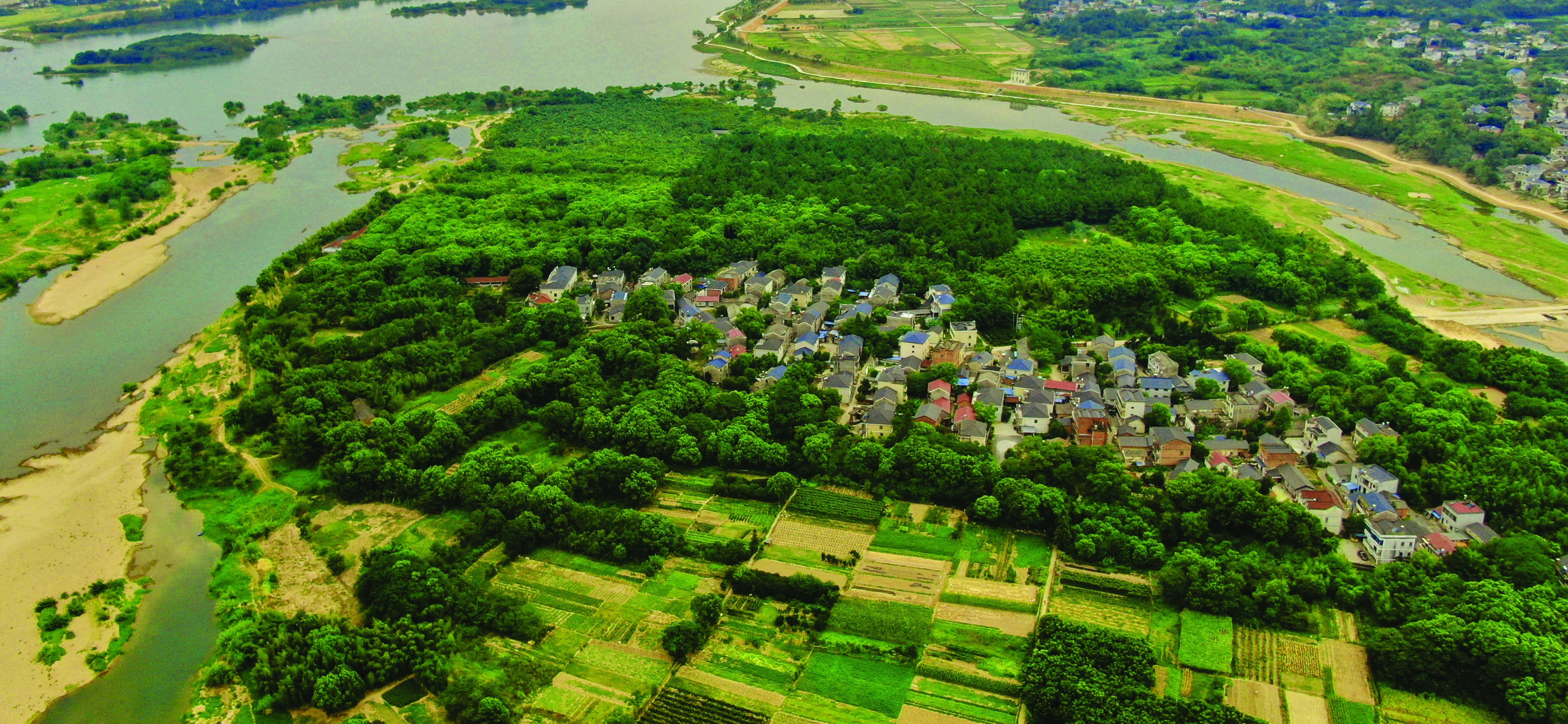 船厂村航拍，河流、村庄与田地相连